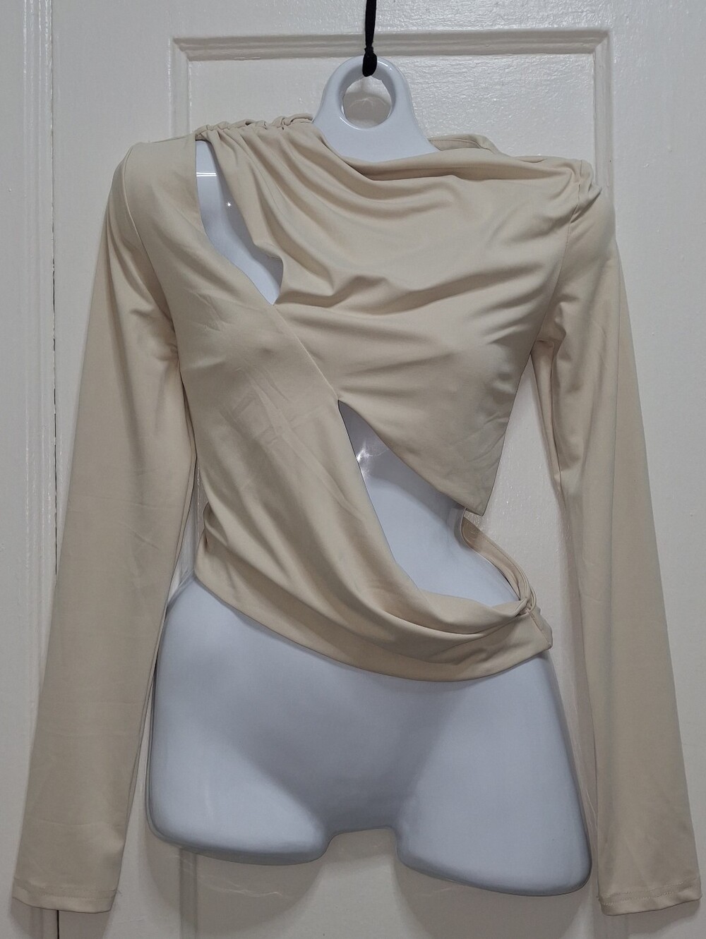 KZN Women’s Nude Cut Out Long Sleeve Top Size Medium NWT Ruched